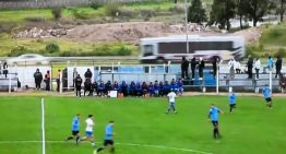 Insólito blooper en el fútbol uruguayo: rechazaron la pelota, cayó en la ruta y provocó un choque