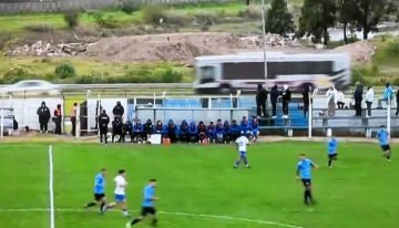 Insólito blooper en el fútbol uruguayo: rechazaron la pelota, cayó en la ruta y provocó un choque