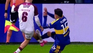 La gran polémica en Boca vs Lanús: la dura entrada de Leonel Flores que Dóvalo castigó sólo con amarilla