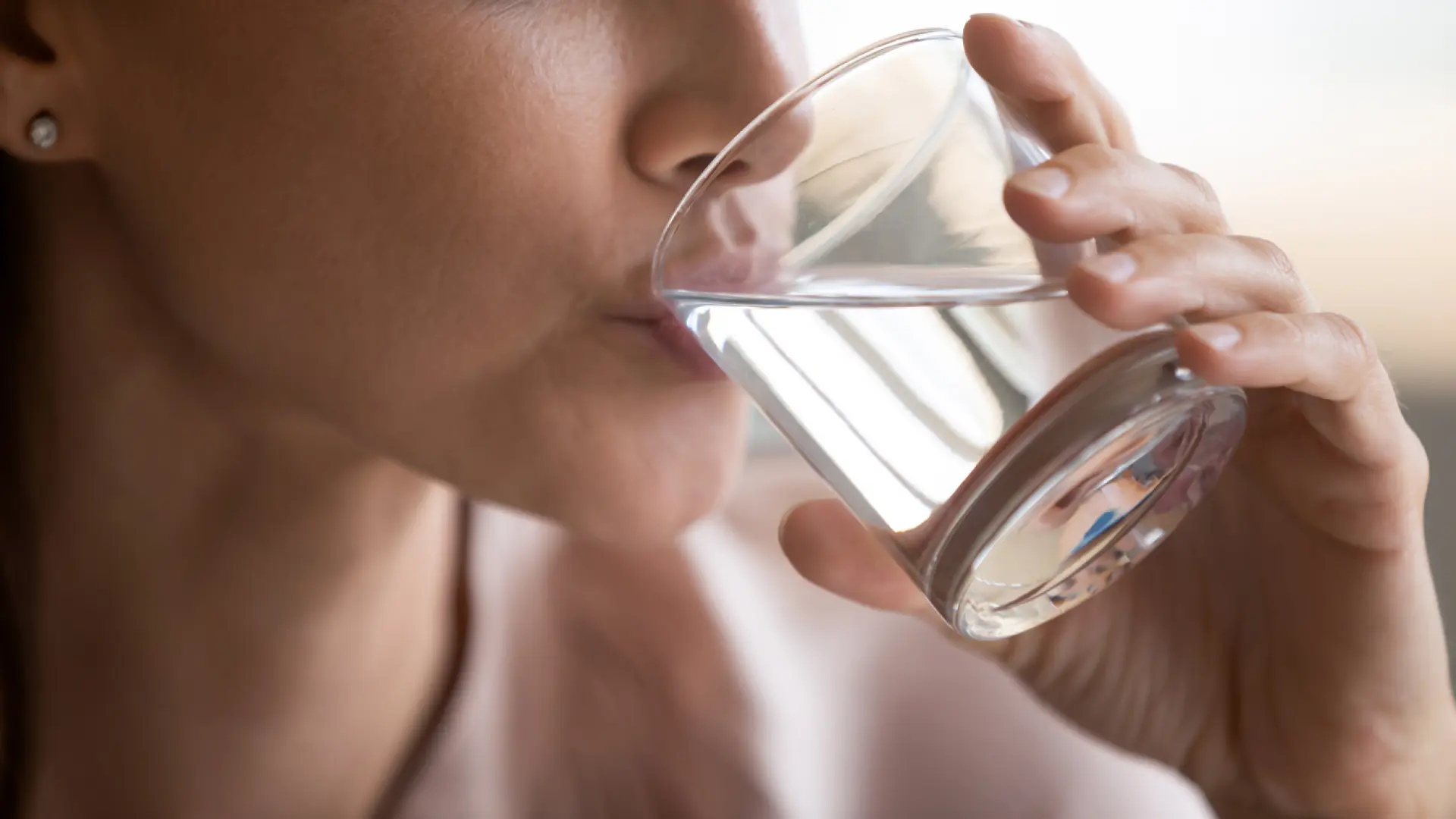 Esto es lo que le ocurre al intestino cuando bebes 600 ml de agua en ayunas