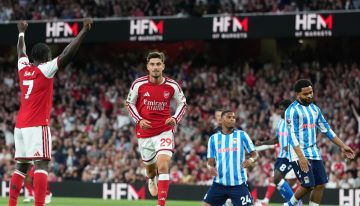 Arsenal inició la defensa de su título en la Premier League con una goleada sobre Coventry City