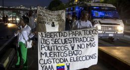 Familiares de presos políticos marcharon hasta la Defensoría del Pueblo exigiendo la libertad de los detenidos