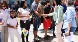 Delcy celebró la entrega de 87 viviendas mientras miles siguen sin techo