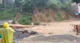 Desborde de quebrada inundó a urbanización en Carrizal este #23Ago (VIDEO)