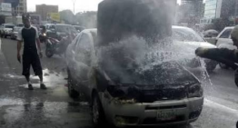 Bomberos de Caracas extinguieron incendio de vehículo en la autopista Francisco Fajardo este #27Ago (VIDEO)