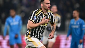 Increíble situación en Italia: un hincha invadió la cancha, se resbaló y lesionó a un jugador de la Juventus