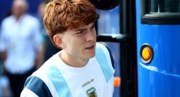 «Mediocampista polivalente»: Valentín Barco firmó con Chelsea y vuelve a la Premier League como un jugador diferente al que llegó de Boca