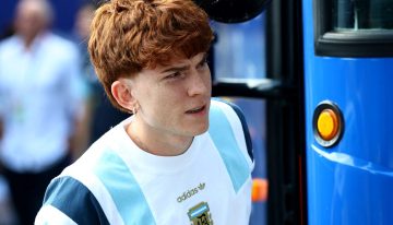 «Mediocampista polivalente»: Valentín Barco firmó con Chelsea y vuelve a la Premier League como un jugador diferente al que llegó de Boca