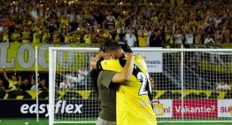 Un futbolista jugó a los dos días de perder a su hija, y recibió una conmovedora ovación junto a su pareja