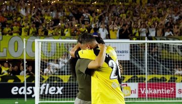 Un futbolista jugó a los dos días de perder a su hija, y recibió una conmovedora ovación junto a su pareja
