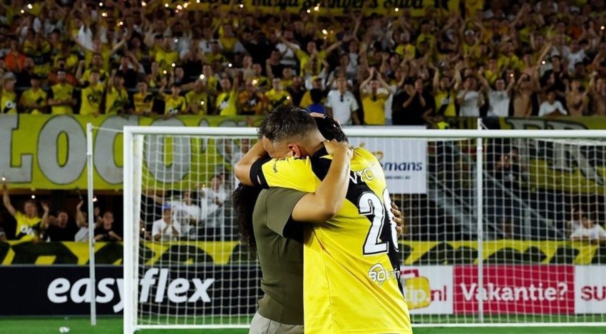 Un futbolista jugó a los dos días de perder a su hija, y recibió una conmovedora ovación junto a su pareja