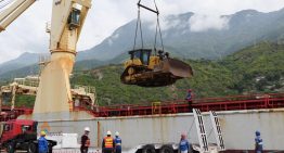Maquinaria pesada de EEUU llegó a Venezuela para retirar toneladas de escombros por terremotos