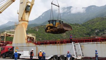 Maquinaria pesada de EEUU llegó a Venezuela para retirar toneladas de escombros por terremotos
