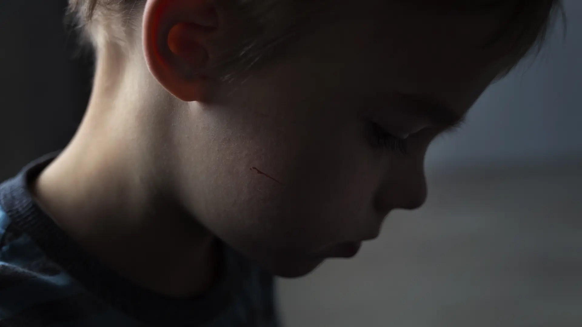 Lo que el maltrato infantil deja escrito en el cuerpo: un estudio identifica 3 huellas clave