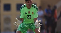 Dibu Martínez, otra vez en el limbo: se frustró su salida y ahora peligra su lugar en Aston Villa