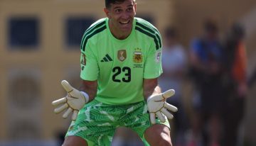 Dibu Martínez, otra vez en el limbo: se frustró su salida y ahora peligra su lugar en Aston Villa