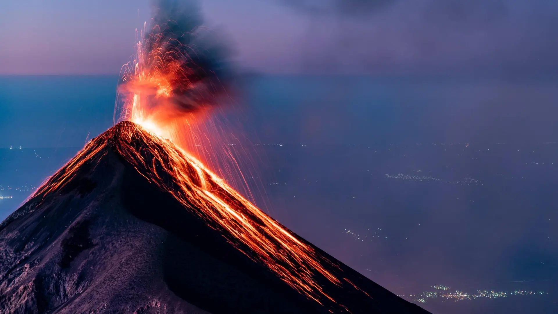 El volcán de Fuego de Guatemala intensifica su actividad y las autoridades advierten de una posible erupción progresiva