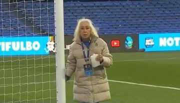 La misteriosa mujer que regó en agua bendita los arcos del Gigante de Arroyito en la previa ante Corinthians