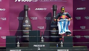 Valentín Perrone se subió al podio de Moto3 y celebró con la camiseta de la Selección Argentina en Inglaterra