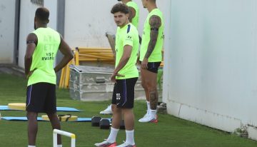 Julián Álvarez no sabe si será titular en el debut del Atlético de Madrid: las órdenes de Simeone y el «libérenlo» de redes sociales