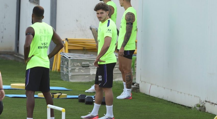 Julián Álvarez no sabe si será titular en el debut del Atlético de Madrid: las órdenes de Simeone y el «libérenlo» de redes sociales