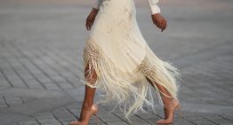 La invitada a la semana de la moda de Madrid que te inspirará si próximamente tienes boda con su elegante falda mantón que tiene versión en  Zara