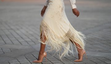 La invitada a la semana de la moda de Madrid que te inspirará si próximamente tienes boda con su elegante falda mantón que tiene versión en  Zara