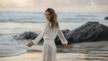 Elsa Pataky (50 años) y sus ejercicios favoritos para core y glúteos en la cubierta de un barco: «No necesitas un gimnasio ni condiciones perfectas. Simplemente muévete»
