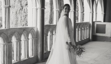 La novia que jugó con las asimetrías en su preciosa boda en Extremadura