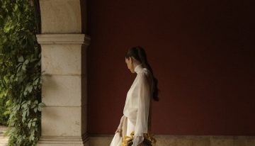 La novia vasca del vestido vaporoso y el precioso ramo de flores amarillas