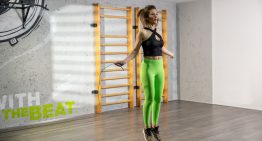 Javier Abreu, entrenador: «Ante un tropiezo, hay que generar una respuesta muscular rápida y practicar saltos permite entrenar el equilibrio. Una mujer de 50 años puede empezar con dos series de 10 saltos»