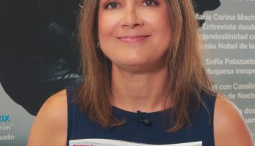 Mónica Martínez, maquilladora: «Para rejuvenecer la mirada a los 50, sustituye el delineador por una sombra de ojos marrón difuminada con brocha a ras de las pestañas»