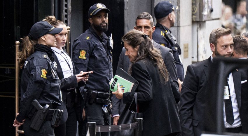 Isabel Collado, peluquera, sobre el accesorio de pelo de la reina Letizia: «Tiene ese punto sin esfuerzo que rejuvenece, cuida el cabello y hace que incluso un look más formal se vea mucho más fresco»