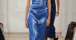 Ralph Lauren vuelve a subir a la pasarela a la mujer más elegante del 'Upper East Side' esta vez con un toque más romántico y rebelde