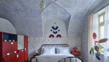 Los arquitectos Jan y Barbora Hora recuperaron una casa familiar en ruinas con un presupuesto limitado: «Las  baldosas de mármol rojo las conseguimos a cambio de una caja de cerveza tipo Pilsner»