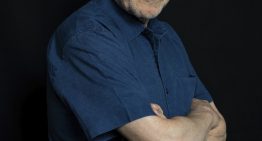 André Aciman (75 años), autor de 'Call me by your name' vuelve con un libro de relatos: «Me siento como un niño de 12 años. No creo que la experiencia sirva necesariamente para evitar errores»