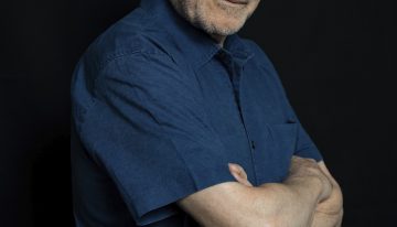 André Aciman (75 años), autor de 'Call me by your name' vuelve con un libro de relatos: «Me siento como un niño de 12 años. No creo que la experiencia sirva necesariamente para evitar errores»