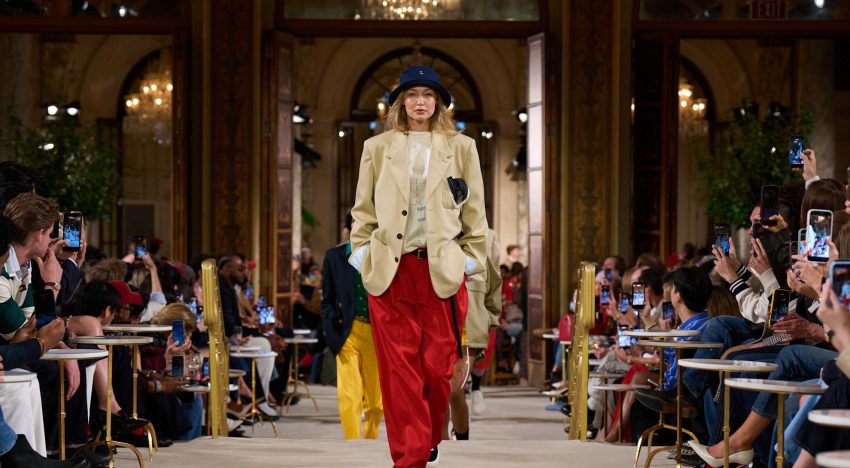 Tommy Hilfiger demuestra en Nueva York cómo dar un giro a sus clásicos para refrescar el estilo preppy (y lograr enamorar a las nuevas generaciones)