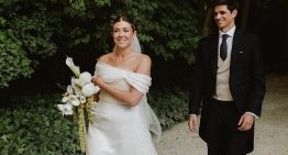 La novia sonriente de verano que triunfó con su vestido de hombros al aire