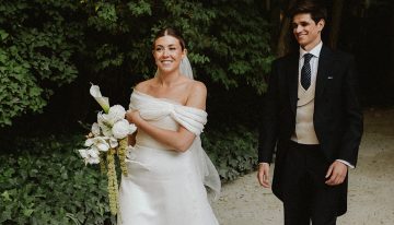 La novia sonriente de verano que triunfó con su vestido de hombros al aire