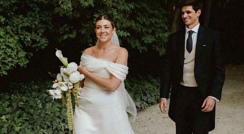 La novia sonriente de verano que triunfó con su vestido de hombros al aire