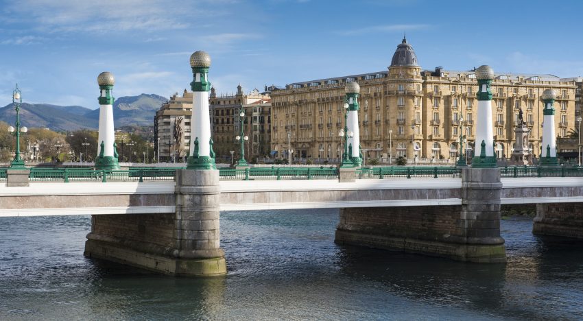 Recorremos el mítico hotel María Cristina, el favorito de las estrellas de Hollywood en San Sebastián: «John Travolta viajó con sus propias sábanas y Julia Roberts pidió habitaciones contiguas para sus hijos»