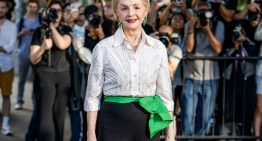 Lo que más nos gustó del desfile de Carolina Herrera: del fajín de la diseñadora, a las transparencias de Alexa Chung y los looks hiperfemeninos de Wes Gordon