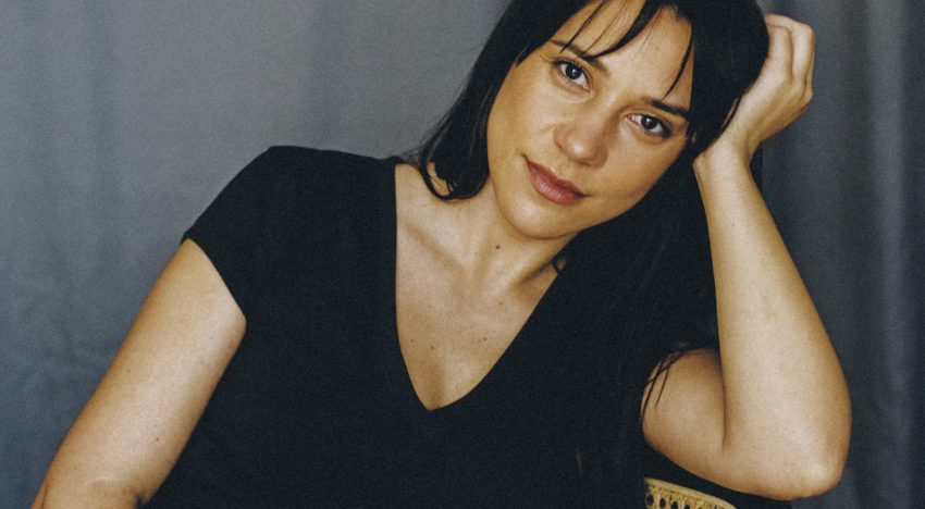 La novela debut que nos ha sorprendido, hablamos con Raquel Zas de placer, consentimiento, vergüenza y mandatos femeninos (sin ofrecer respuestas fáciles)