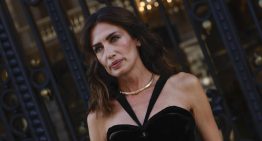 Nieves Álvarez ha dejado claro en el front row del desfile de Palomo Spain que los vestidos de flores también son para el otoño (y que se llevan con los accesorios más elegantes)