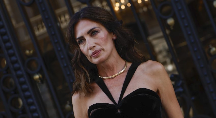 Nieves Álvarez ha dejado claro en el front row del desfile de Palomo Spain que los vestidos de flores también son para el otoño (y que se llevan con los accesorios más elegantes)