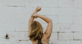 Ale Llosa, entrenadora: «Creer que para conseguir unos brazos bonitos tienes que entrenar solamente los brazos es un error. El cuerpo no funciona así»