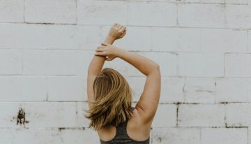 Ale Llosa, entrenadora: «Creer que para conseguir unos brazos bonitos tienes que entrenar solamente los brazos es un error. El cuerpo no funciona así»
