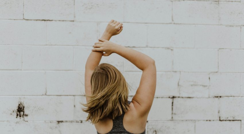 Ale Llosa, entrenadora: «Creer que para conseguir unos brazos bonitos tienes que entrenar solamente los brazos es un error. El cuerpo no funciona así»