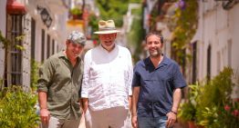 Carmen Mola vuelve con 'Los huérfanos': «Nosotros también somos una especie de hermanos. Y siempre hay a quien le toca ser el loco del grupo. Probablemente sea el más simpático de los tres»
